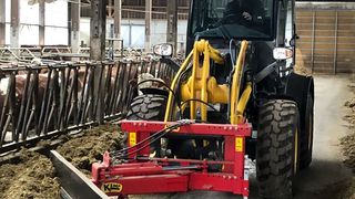 Der Komatsu-Radlader WA80M-8 kann viele Anbauteile nutzen. Hier unterstützt er die Fütterung auf dem Huberhof per Schubschild. (Bild: Kuhn-Gruppe)