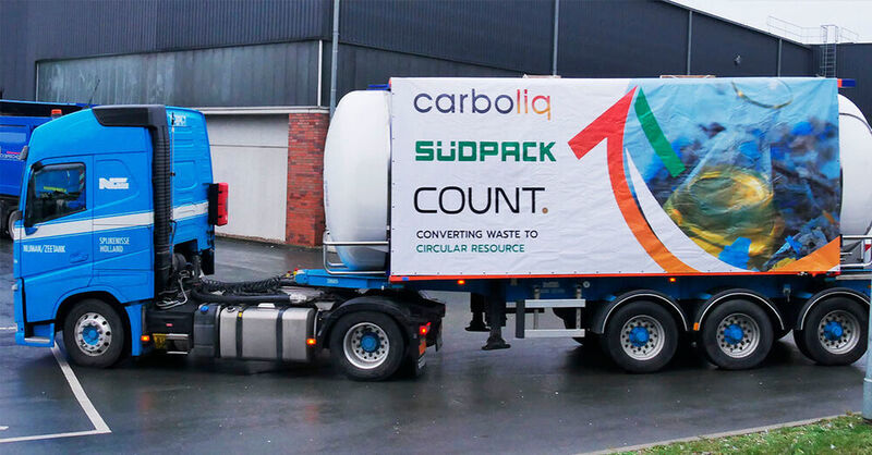 Ein LKW transportiert erstmals Öl, das durch chemisches Recycling von Materialien von Südpack hergestellt wurde, ab. (Südpack)