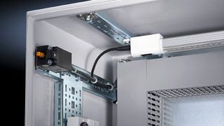 Die Innenausbauschiene verfügt über zwei Systemlochreihen und schafft zusätzliche Montagefläche für z. B. Chassis, Schaltschrankleuchten, Türpositionsschalter und für vieles mehr. (Rittal)