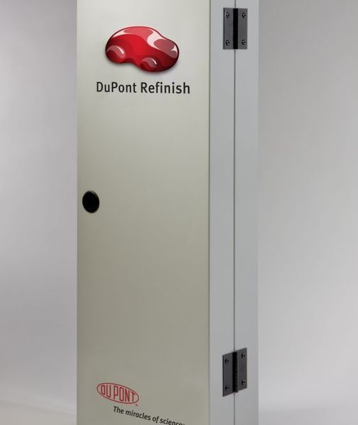 Dupont hat die neuen Farbpasteln für die Bestimmung von Farbtönen für Anbauteile in einen Stahlschrank gepackt. (Archiv: Vogel Business Media)