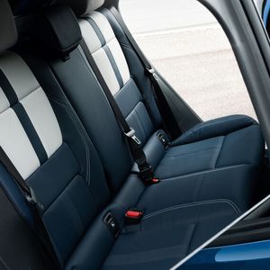 Im Fond wird es für Erwachsene eng.(Bild:  Alpine)