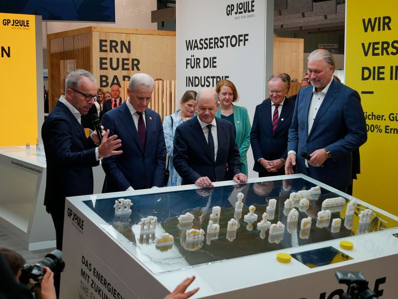 Die beiden Gründer von GP Joule Ove Petersen (links) und Heinrich Gärtner (rechts) zeigten, wie ein Energiesystem funktioniert, das zu 100 Prozent auf erneuerbaren Energien basiert. Sie forderten von den Regierungschefs einen klaren Pfad für die Energiewende.  (Bild: Sandro Kipar/VCG)