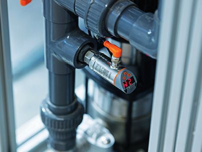 (Der Strömungssensor SA5000 erlaubt die gleichzeitige Messung von Strömung und Temperatur. Bild: ifm electronic)