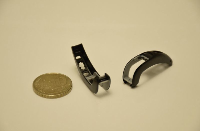 Die im 2K-Verfahren gefertigte Oberschale des Hörgerätes besteht aus einer anspruchsvollen Hart-Weich-Kombination. (Bild: Toolcraft)