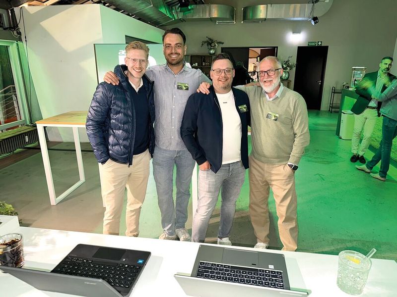 (v. l.) Phillip Blume (ACER) mit Florian Maurer und Florian Muth (api) und Markus Frank (ACER)  (Bild: Vogel IT-Medien)