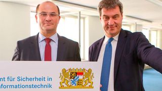 Finanz- und Heimatminister Dr. Markus Söder (r.) und Finanzstaatssekretär Albert Füracker bei einer Pressekonferenz zum neuen Landesamt für IT-Sicherheit, das im Herbst 2017 gegründet wird (StmFLH Bayern)