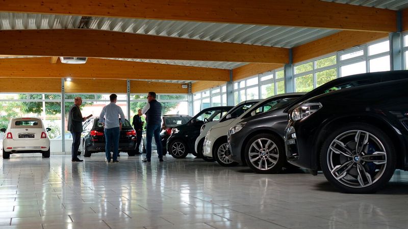 Das Unternehmen selbst wurde 2019 von Nicolas Hamann und Julius Möhrle gegründet. Die Geschäftsidee damals, defekte Autos „schnell“ herzurichten und mit reichlich Gewinn weiterzuveräußern, entpuppte sich als nur bedingt praktikabel. Schnell musste das junge Unternehmen lernen, dass ein Handelskunde, den man an sein Unternehmen binden möchte, meist erwartet, auch einen Service angeboten zu bekommen. (Bild: Schreiner – VCG)