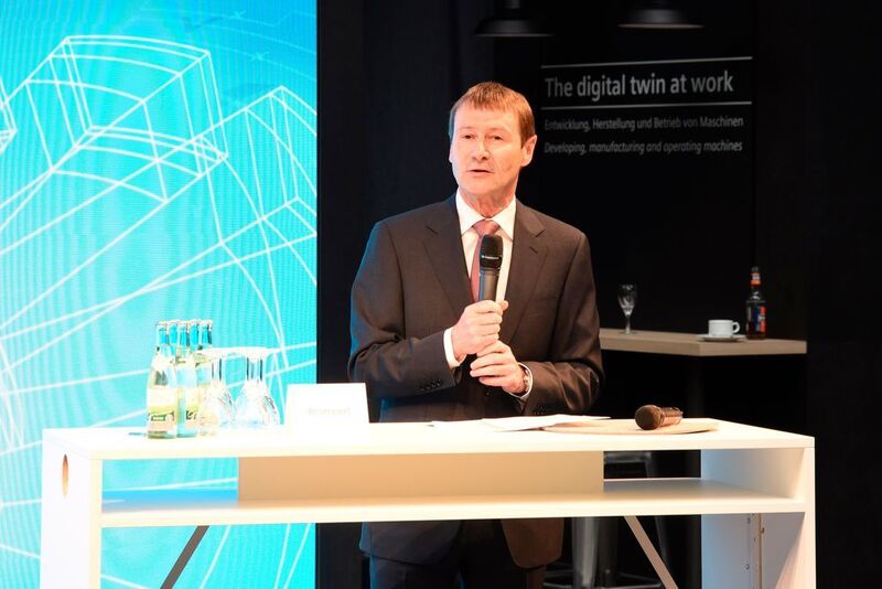 Klaus Helmrich, Vorstandsmitglied von Siemens: „Die Arena der Digitalisierung wird wegweisend sein für die Werkzeugmaschinenindustrie.“ (Stefanie Michel)