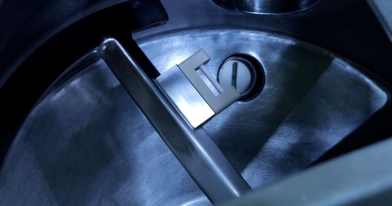 Bild 3: Der Tempris-Sensor ist auf einer Schaufel des Mischelements fixiert. Das System wurde in Zusammenarbeit mit Pharmaunternehmen und Universitäten in Europa und den USA entwickelt. Die Sensoren werden zum einen im Laborbereich verwendet, können aber auch in Pilot- und Produktionsanlagen unter cGMP-Richtlinien eingesetzt werden. (Bild: Tempris)