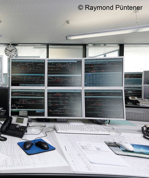 In der Leitzentrale im Bahnhof Brig überwachen und steuern die Mitarbeiter insgesamt 44 Stationen, von denen je sieben in einem VLAN (virtuellen LAN) zusammengeschlossen sind. (Raymond Puentener)