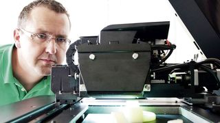 Pöppelmann druckt kein Prototypenteil, sondern das dafür nötige Werkzeug aus. So können erste funktionsfähige Bauteile quasi seriennah mit Originalmaterial gespritzt werden. (Bild: Poeppelmann)