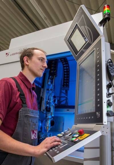 Laserschweißanlage von Laservorm: „Beim Teachen on the fly werden die Bedienereingaben zur Programmkorrektur auf ein Minimum reduziert und folglich die Produktivität erhöht“, sagt Tommy Lindner, Produktmanager bei Laservorm. (Bild: Lasys)