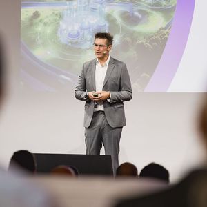 Nils Janus (Covestro Deutschland AG) eröffnet den Kongress mit einer Keynote zur KI-Strategie von Covestro: „Wie Mensch und KI ein Team werden“ – mit Fokus auf den Menschen in der autonomen Produktion.(Bild:  Stefan Bausewein)