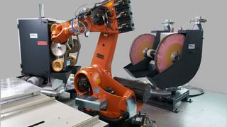 In den SHL-Anlagen führt ein Knickarmroboter die zu bearbeitenden Werkstücke an Polierscheiben und Schleifbändern entlang. Die Weiss-Rundschalttische schwenken die Schleif- und Poliermaschinen sogar während der Bearbeitung. (Weiss)