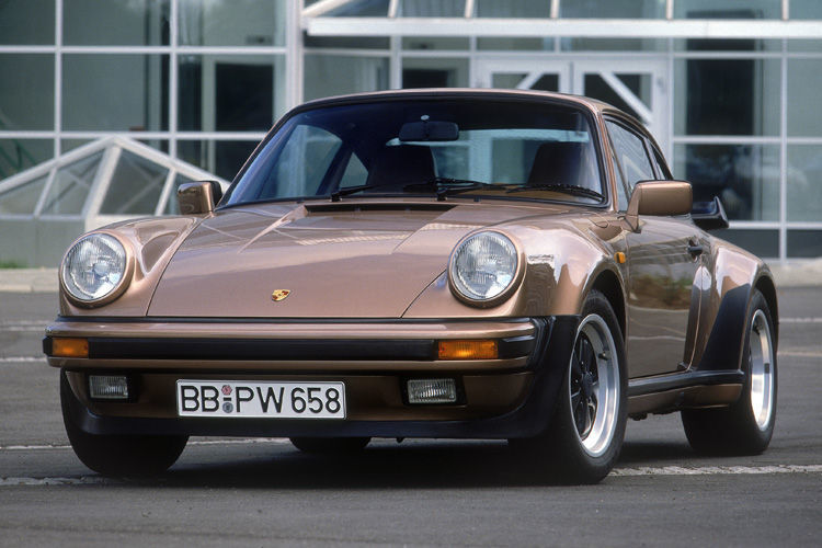 Das Topmodell der Baureihe stellte ab 1975 der 911 Turbo dar. Der Turbo war am Heck 12 Zentimeter breiter, erhielt den markanten Heckflügel und der aufgeladene Boxermotor leistete bis zu 300 PS. (Porsche)