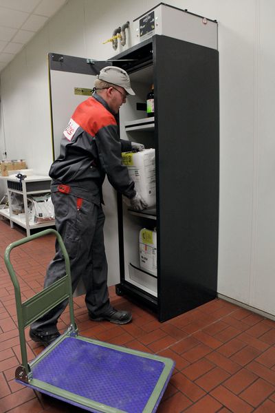 Bei Sicherheitstechnik, die zum Schutz vor Gefahrstoffen am Arbeitsplatz dient, schreibt der Gesetzgeber eine regelmäßige Überprüfung auf korrekte Funktionalität vor. (Bild: Asecos)