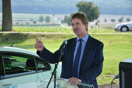 Architekt Roman Graf ließ das Dach der Ladestation mit grünem Segeltuch umspannen. (Stephan Richter)