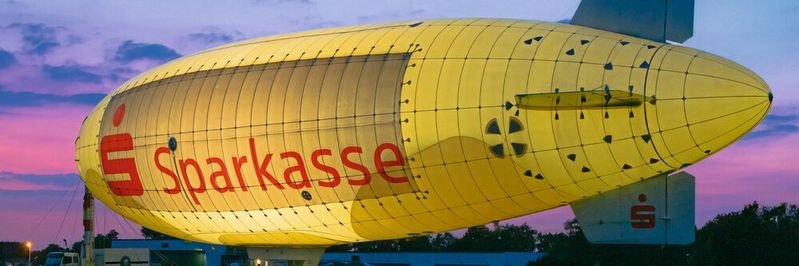 Wenn Theo nachts beleuchtet ist, kann man die drei Luftkammern, auch Ballonettes genannt, genau erkennen. Deren Inhalt ist variabel, um die Druckschwankungen des großen Innenraums auszugleichen.(Bild:  WDL Luftschiffgesellschaft mb)