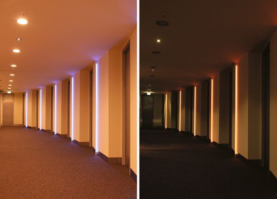 Dank DALI-Protokoll: Einfache Umsetzung von präsenzabhängiger Beleuchtung. Die Leuchten lassen sich so programmieren, dass der Flur abhängig von Tageslicht und Bedarf optimal ausgeleuchtet wird. Dank DALI-Protokoll: Einfache Umsetzung von präsenzabhängiger Beleuchtung. Die Leuchten lassen sich so programmieren, dass der Flur abhängig von Tageslicht und Bedarf optimal ausgeleuchtet wird.