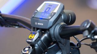 Das erste serienreife ABS für E-Bikes: verhindert Stürze und das Abheben des Hinterrades bei Bremsfehlern. (Bosch)