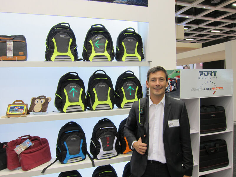Devid Maros, Port Designs, zeigte sein IFA-Highlight „ICC Protect LED Backpack“ (Bild: IT-BUSINESS)