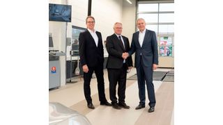Jann Fehlauer, Geschäftsführer der Dekra Automobil GmbH, Peter Herget, Leiter Aus-
und Weiterbildung der Dekra Automobil GmbH, und Clemens Klinke, Mitglied des
Vorstands Dekra SE (von links) in der neuen Prüfhalle im Dekra Bildungszentrum
Wart. (Dekra)