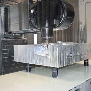 Das flexibel positionierbare FCS-Nullpunkt-Spannsystem von Pfleghar im Einsatz beim Modell- und Formenbauer Helmut Pauser.
