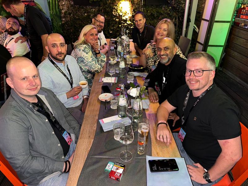 (l.) Marc Wibbeke und Micail Tasdemir (Littlebit), Imad Kurdi (2. v. r. Kosatec) und Stephan Jenkins (Littlebit) wollten auch ein eigenes Foto haben, wo man sie genauer sieht. (Bild: Vogel IT-Medien GmbH)