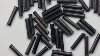 Langfaserverstärkte Thermoplaststäbchen für die Herstellung leichter Automobilteile mit hoher Steifigkeit. (Bild: © digitalstock - stock.adobe.com)