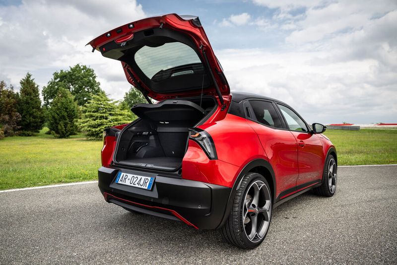 Der Kofferraum fasst 400 bis 1.265 Liter. (Bild: Alfa Romeo_Stellantis)