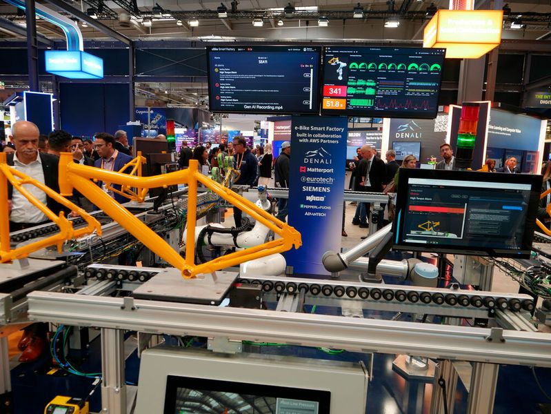 AWS simulierte mit seinen Partnern die Produkion von Fahrrädern. An verschiedenen Stationen konnten sich Besucher über digitale Lösungen informieren. (Bild: Sandro Kipar/VCG)
