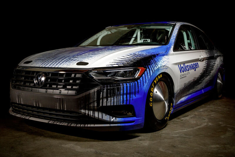 Mit einem speziell umgebauten Jetta will Volkswagen auf dem Bonneville-Salzsee bei Wendover im Bundesstaat Utah den Geschwindigkeitsweltrekord in seiner Klasse holen.  (VW)