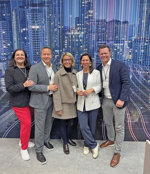 NY is calling bei TIM: (v. l.) Lilli Kos (IT-BUSINESS), Jörg Eilenstein (TIM), Stephanie Steen (IT-BUSINESS), Stefanie Eilenstein und Tim Henneveld (beide TIM) (Bild: Vogel IT-Medien)