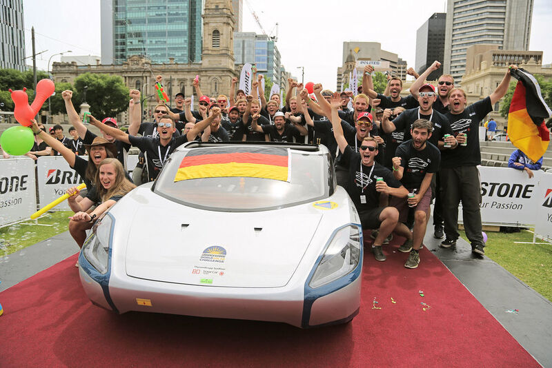 Zielfoto des SolarCar-Teams der Hochschule Bochum bei der World Solar Challenge 2015 in Australien. (Hochschule bochum)