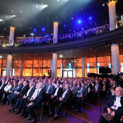 Rund 1.300 geladene Gäste haben der ZDK und die DAT beim dritten Neujahrsgipfel in Berlin begrüßt. Treffpunkt der Branche war erstmals der frisch sanierte Gasometer in Schöneberg. (Bild: Zietz - VCG)