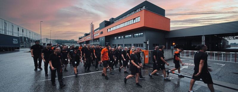 Zurück an die Produktionslinien: Seit Ende Juli produziert KTM wieder im Normalbetrieb.(Bild:  Felix Steinreiber/KTM)