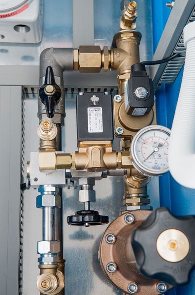Eine Kombination aus Steuergerät und Magnetventilen regelt den Überdruck im Ex p Gehäuse. Klassische Anwendungsfelder sind Chemie, Petrochemie und Pharmazie.  (Bürkert)