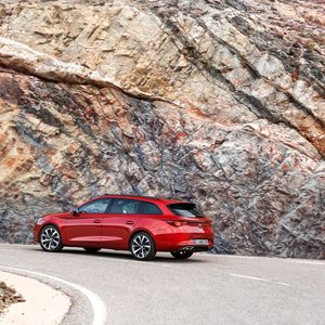 Der Leon hat den stärkeren und bei der Wahl des DCC-Fahrwerks auf Knopfdruck auch sportlicheren Charakter als der Golf.(Bild:  Seat)