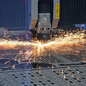Bearbeitungsprozess auf einer Laser Next von Prima Power.