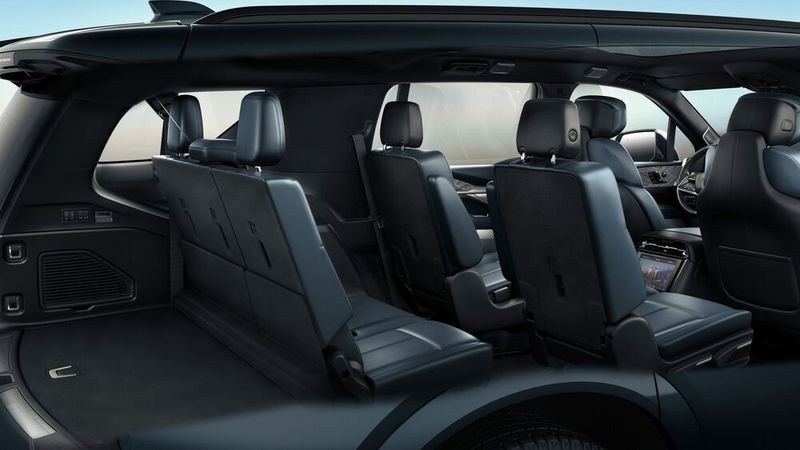 Dank verlängerter Karosserie bietet der IQL den Gästen der dritten Sitzreihe mehr Platz und außerdem einen mächtigen Kofferraum. (Bild: Cadillac)