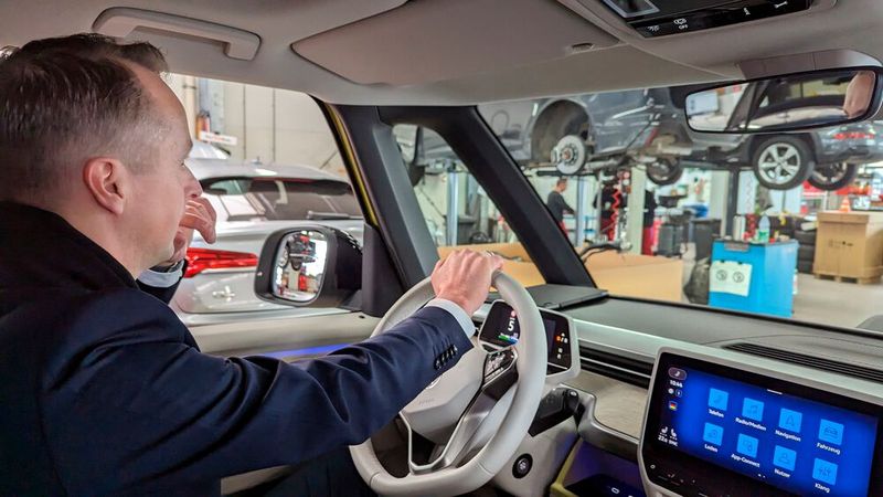 Das hat die Jury des Automotive Business Awards auch noch nicht erlebt: Im Autohaus J. Wiest und Söhne in Darmstadt kutschierte Gesamtserviceleiter Ulf Büning-Pfaue sie im Kleinbus durch die Werkstätten. Das machte Spaß – und sparte angesichts des großen Betriebsgeländes auch Zeit. Kein Wunder: Büning-Pfaue ist Zahlenfreak und hat sich beispielsweise eine eigene Auswertungsmatrix (Balanced Scorecard) programmiert, um seine Betriebe besser führen zu können. (Bild: Rosenow – VCG)