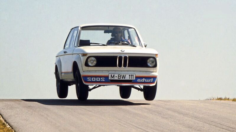 Einen gewaltigen Imagesprung in Richtung sportliche Marke vollführte BMW mit dem 2002 Turbo. Der erhitzte die Gemüter auf und abseits der Stammtische.
