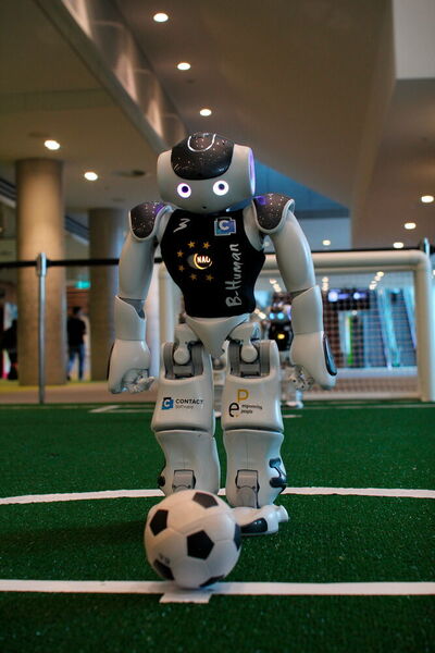 Ein B-Human-Roboter wartet auf den Anpfiff zum Kicken. (Tim Laue, University of Bremen)