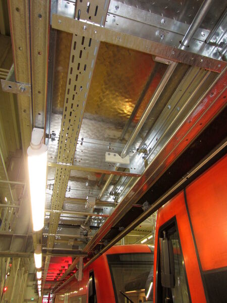 Elektroantriebe  von Lock kommen unter anderem an Arbeitsbühnen  in Eisenbahn-Reparatur-Werkstätten zum Einsatz. ( Lock Antriebstechnik  GmbH )