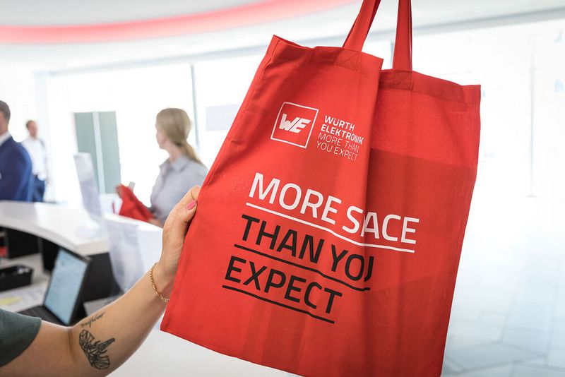 Anwenderkongress Steckverbinder 2023: Tag 1 mit Basisseminaren, Podiumsdiskussion und Posterslam. (Bild: Stefan Bausewein)