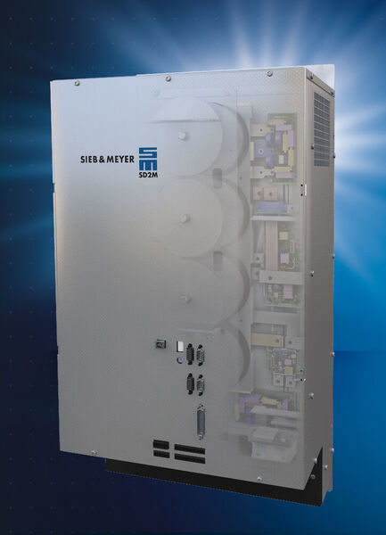 Sieb & Meyer ergänzt seinen Frequenzumrichter SD2M mit Drei-Level-Technologie um ein 450-kVA-Modell speziell für Turboblower und Turbokompressoren. Die flüssigkeitsgekühlte Variante bietet laut Hersteller 50 % mehr Leistung, das Bauvolumen entspricht dem des 300-kVA-Geräts. Der SD2M adressiert auch weiterhin Anwendungen in Werkzeugmaschinen oder Prüfständen. SPS 2019: Halle 4, Stand 230 (Sieb & Meyer)