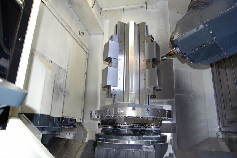 Der gesamte Aufspannturm sitzt mitsamt Grundplatte auf Paletten-Spannköpfen von Röhm mit sehr grossen Einzugskräften. (Bild: Röhm)