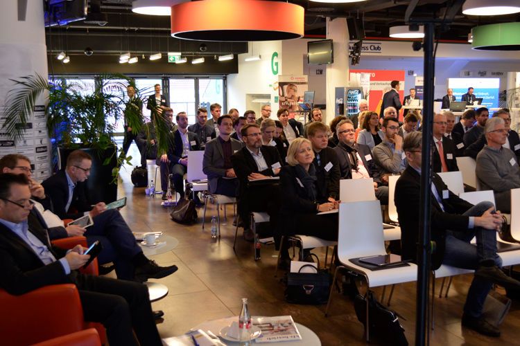 … in den Konferenzräumen des Stadions des Bundesligisten FC Augsburg.  (Bild: Rehberg/»kfz-betrieb«)