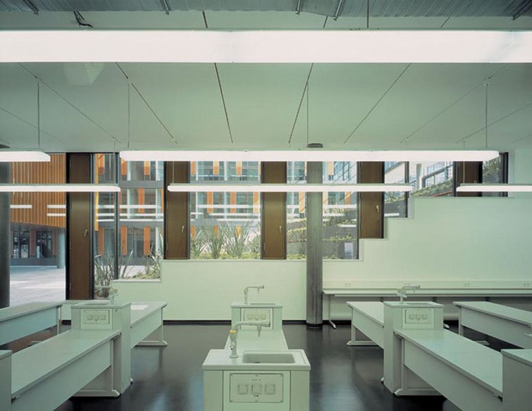 Abb.3: Die neu gestalteten Praktikumsräume gestatten den Studenten den Blick auf den Innenraum des Instituts. (Archiv: Vogel Business Media)