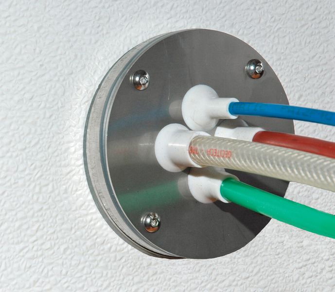 Wie gestaltet man eine Wanddurchführung so, dass das Wachstum von Bakterien wirkungsvoll verhindert wird, aber gleichzeitig eine sichere Abschottung der Räume voneinander möglich ist? (Bild: Mogema)